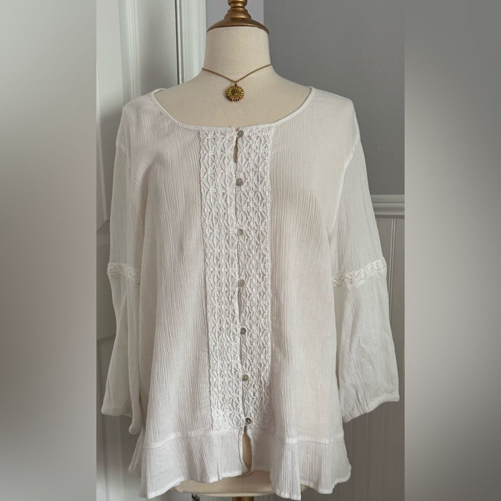 Timeless! Multiples white button top! - Picture 5 of 16